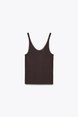 Musculosa blanca de breteles finos y escote redondo con detalle de tul a tono.