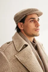 Boina con visera de lana fina uruguaya 100% natural sin teñir, color beige con diseño de espiga.