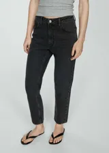 Pantalón de jean negro de corte mom fit, tiro alto, cinco bolsillos y cierre con cremallera y botón.