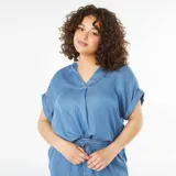 Blusa celeste de tela liviana, con cuello mao, manga corta remangable y corte holgado.