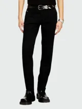 Pantalón de jean negro de corte recto, con cintura media y cierre con botón y cremallera.