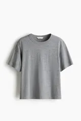 Remera gris de punto suave de algodón y viscosa, con hombros apenas caídos y cuello redondo.