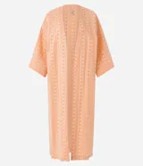 Kimono largo color salmón con estampado de flores blancas, mangas anchas y sin cierre.