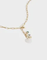 Collar dorado con cadena de eslabones y dije de corazón, dije de corazón calado, dije de cristal y dije de piedra verde.
