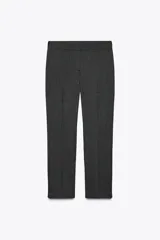 Pantalón tobillero gris oscuro a rayas, de tiro medio con cintura elástica en la espalda, bolsillos delanteros y falsos bolsillos de vivo en la espalda.