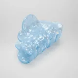 Pinza para el pelo de plástico celeste con efecto marmolado.