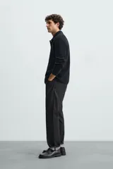 Cárdigan azul marino de punto con cuello solapa, manga larga y cierre frontal con botones.