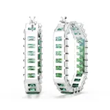 Par de aros tipo argolla Swarovski Matrix, bañados en rodio y adornados con circonitas de talla baguette en degradado de tonos verdes y celestes.