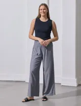 Pantalón ancho de lino, color azul con estampado de flores pequeñas, con pretina ancha en punto smock.