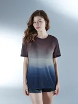 Remera de manga corta con cuello redondo, confeccionada en tejido de malla transparente con efecto degradado que va del marrón oscuro al azul profundo.
