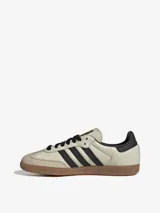 Zapatillas Adidas Samba OG de cuero color crema con detalles en negro y suela de goma marrón.