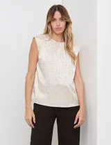 Blusa de gasa color beige con textura labrada, sin mangas, con hombreras internas y abertura en la espalda con botón.