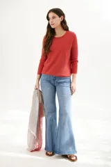 Sweater azul de tejido de punto con cuello redondo y mangas largas.