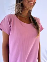 Vestido gris de morley de algodón, corte recto y mangas cortas.
