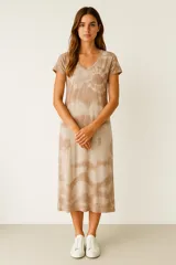 Vestido largo de manga corta y cuello en V, confeccionado en algodón con estampado tie-dye en tonos beige y marrón.