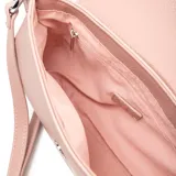 Bandolera color nude de símil cuero, con acceso de solapa y herrajes plateados.