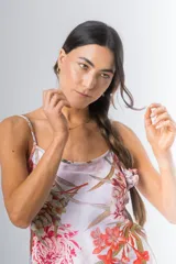 Camisón corto de seda estampada con breteles finos.