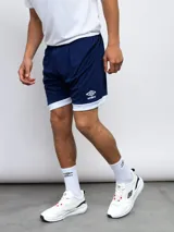 Short deportivo Umbro azul marino con cintura elástica y ribete blanco en el ruedo.