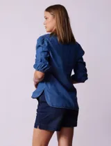 Blusa de lyocell azul, marca Alex & Parker, con cuello a la base y escote en V. Manga ¾ con terminación fruncida.