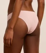 Bombacha bikini color rosa claro, confeccionada en poliamida con acabado seamless.