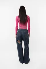 Top fucsia de morley mangas largas con abertura en escote y recorte por debajo del busto.