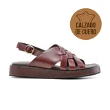 Sandalias de cuero color marrón con diseño de tiras entretejidas y hebilla dorada.
