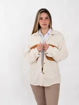 Sobrecamisa de pana color blanco, confeccionada en 100% algodón, con corte clásico y botones frontales.