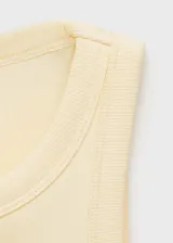 Musculosa de canalé color amarillo pastel, con cuello halter y tirantes anchos.