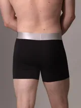 Pack de tres bóxer brief negros de algodón con cintura elástica plateada con el logo de Calvin Klein.