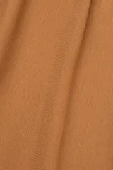 Camisa color marrón de manga corta en crepé de viscosa suave, con cuello camisero y detalle de flor en la botonadura central.