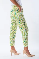 Pantalón de vestir con estampado abstracto en tonos verde, rosa y celeste.