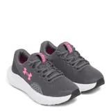Championes Under Armour Charged Surge 4, color gris con detalles en rosa y suela blanca, ideales para running.