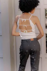 Pantalón capri a rayas verticales en tonos pastel, confeccionado en gabardina elastizada.