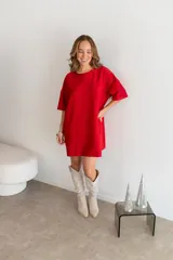 Vestido corto tipo remerón color rojo, confeccionado en lurex con lycra y mangas cortas.