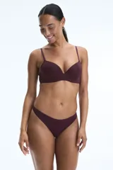 Pack de tres bombachas tipo colaless en microfibra, una negra, una blanca y una bordó. Modelo de tiro bajo con refuerzo interior y corte alto atrás.