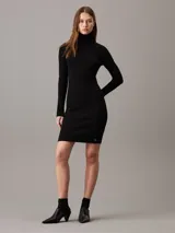 Vestido de punto negro de algodón orgánico, con corte slim, cuello tortuga alto y manga larga.