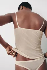Tanga color beige de algodón con cintura elástica.