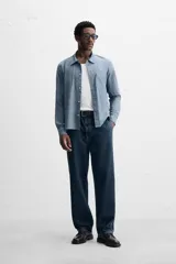 Pantalón de jean azul oscuro, corte recto, confeccionado en denim de algodón y lyocell. Cuenta con bolsillos frontales y traseros de vivo. Cierre frontal con cremallera y botón.