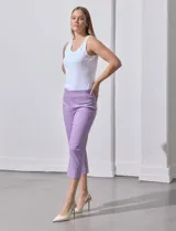 Pantalón capri color beige de gabardina elastizada, marca Zac & Reachel. Pretina ancha elastizada. Delantera y trasera con bolsillos simulados.