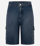 Bermuda de jean de corte baggy cargo, color celeste claro lavado, con bolsillos laterales tipo cargo y cierre tradicional.