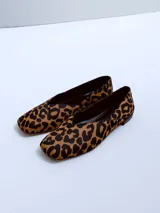 Chatitas de cuero con estampado animal print de leopardo, con punta fina y suela plana.