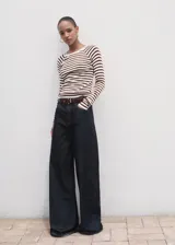 Jersey de punto fino color blanco y marrón, con rayas horizontales, cuello redondo y manga larga.