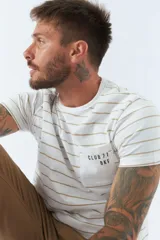 Remera de hombre a rayas horizontales blancas y beige, de manga corta, con bolsillo en el pecho y logo estampado.