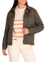 Campera color rosa pálido con diseño acolchado en forma de hojas, cuello camisero, cierre frontal con botones a presión, dos bolsillos de parche en el pecho y corte recto.