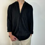 Camisa de lino color blanco, de manga larga con puños abotonados y cuello mao. Corte oversize.