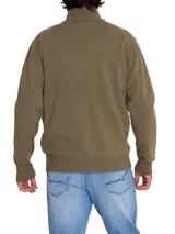 Sweater color café de tejido de punto, con cuello alto, cierre frontal completo y mangas largas.