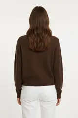 Sweater de viscosa color blanco, de tejido acanalado, con cuello redondo y calce holgado.