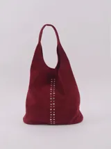 Bolso de hombro dorado de cuero con textura arrugada.