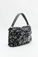 Cartera tipo baguette color negro cubierta de lentejuelas plateadas.