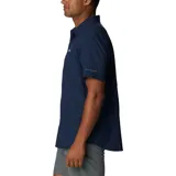 Camisa de manga corta azul marino, con cuello clásico, cierre frontal con botones, dos bolsillos en el pecho con cierre de botón y ventilación en la espalda.